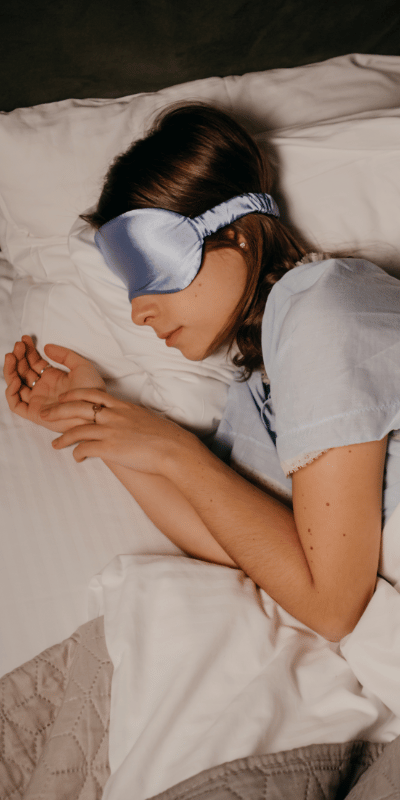 porter un masque de nuit pour se protéger de la lumière et avoir un sommeil plus profond